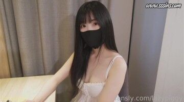 『懒懒猪』一双细长白丝美腿_插入湿润的白虎穴，麻花双马尾辫清纯模样像极了清纯女同桌