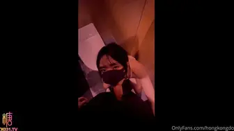 【玩偶姐姐】同居的他酒吧卫生间无套操穴颜射后口穴舔干净