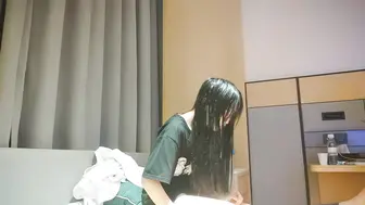 【探花精选】泡良大神，漂亮小姐姐豪车上好开心，酒店开房激情啪啪，小骚货花样多啥都懂