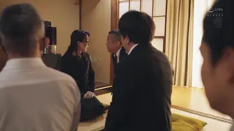 JUR-736 [中文字幕] 其实是被强行干的吧 我暗暗倾慕的婶婶香奈，早已被邻居大叔调教成了发情的母狗…。寡妇BSS ～本想在周年祭时表白，结果早已被睡了 水户香奈