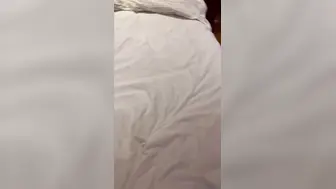 湖州高颜值美女酒店流出，黑蕾丝眼罩含到根部后被按头倒插深操